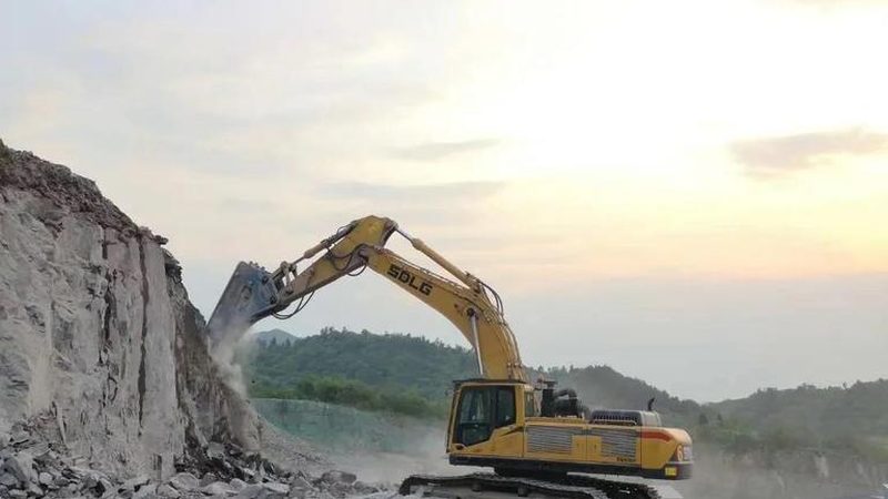 压路机租赁报价单中，有几个关键要素是必须关注的：